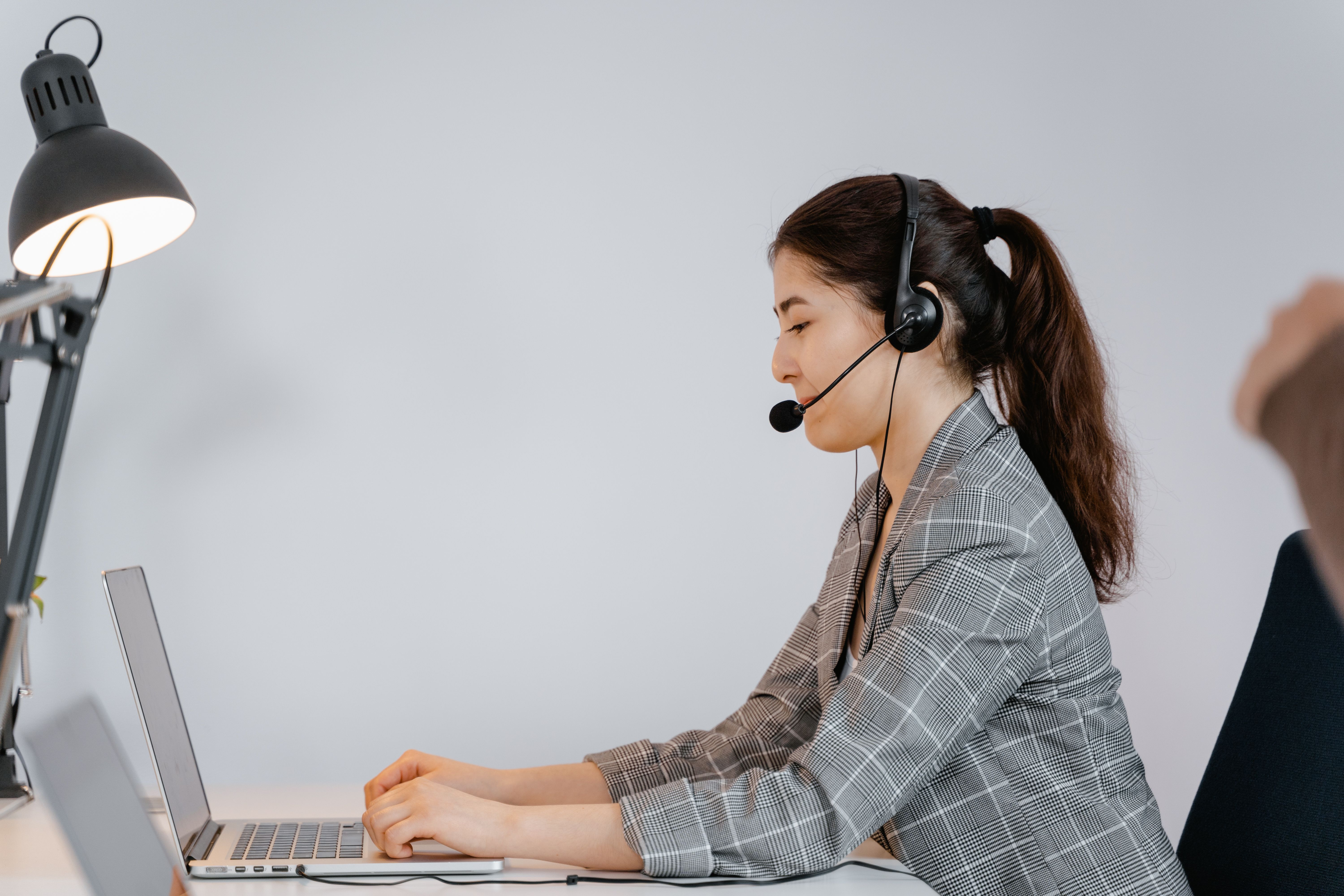 Bàn giao và hỗ trợ khách hàng